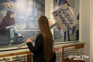 ​Из Екатеринбурга в Свердловск: фотовыставку о жизни в 90-е открыли в «Доме Метенкова»