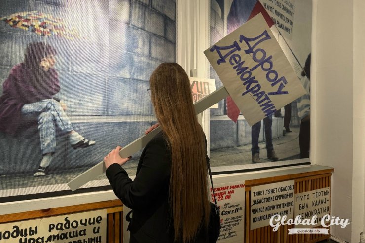 ​Из Екатеринбурга в Свердловск: фотовыставку о жизни в 90-е открыли в «Доме Метенкова»