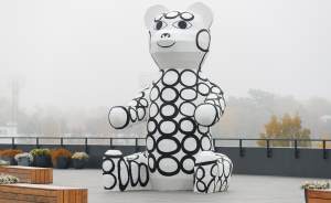У Ельцин Центра появился большой белый медведь