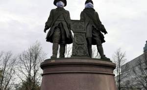 Памятники в Екатеринбурге присоединились к масочному режиму