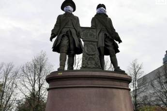 Памятники в Екатеринбурге присоединились к масочному режиму