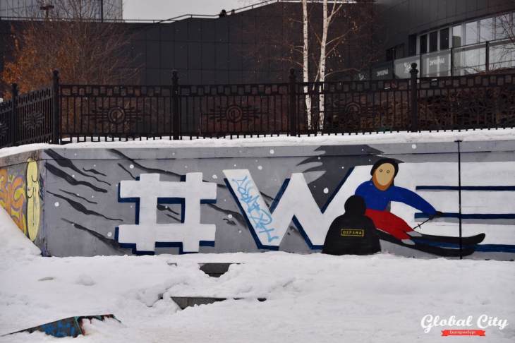 ​Около «Ельцин Центра» появился стрит-арт про охранника и картину ученицы Малевича