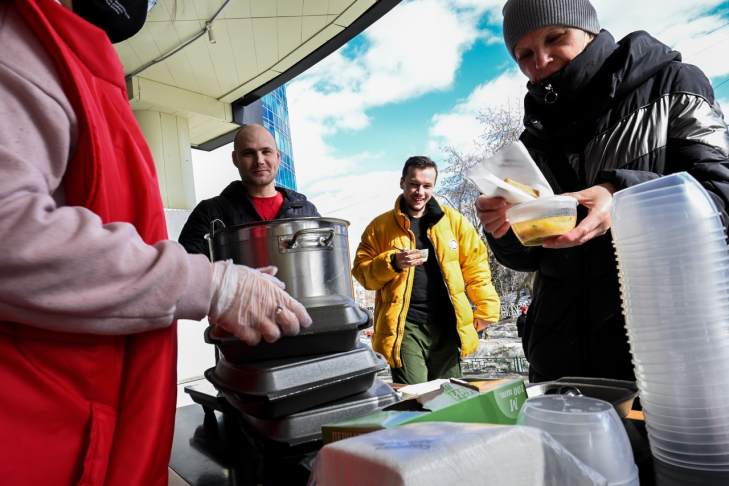 Ресторан Екатеринбурга будет бесплатно кормить горожан ухой из лосося