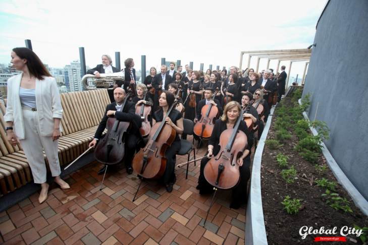 Классика на высоте: Уральский оркестр сыграл Шуберта на крыше небоскреба