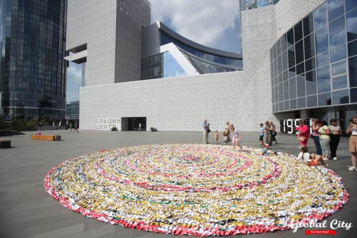 У «Ельцин Центра» постелили большой плетеный ковер