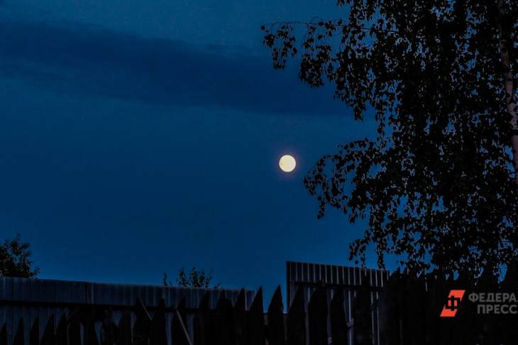 Уральские художники «украли» Луну с неба и поместили ее на Исеть