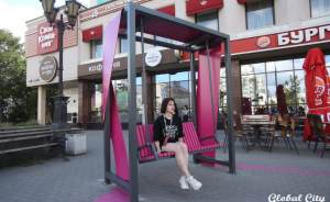 В Екатеринбурге появились фиолетовые зоны отдыха: качели, скамейки и стрит-арт