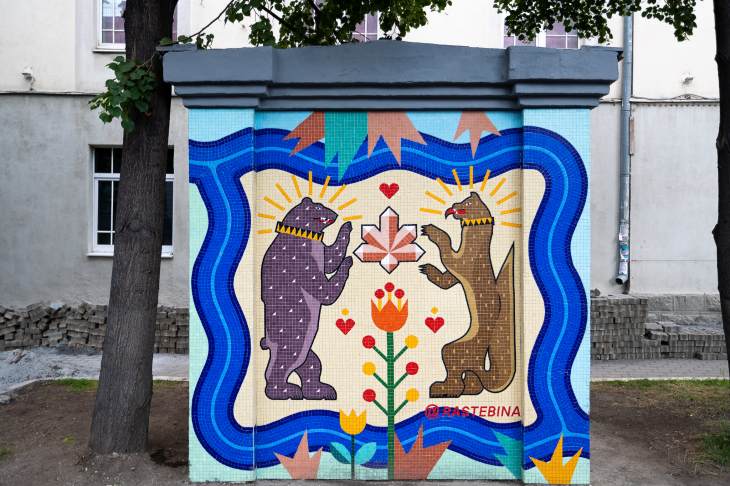 На улицах Екатеринбурга появились мишки из мозаики и живописные кувшины