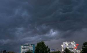 На Екатеринбург надвигается буря с грозой и сильным ветром