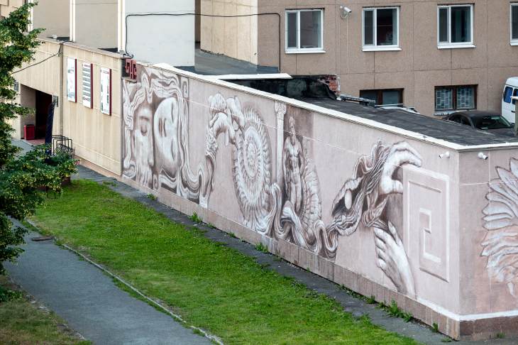 На фасаде Театра драмы в Екатеринбурге появились античные фигуры
