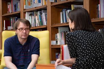 «Сейчас не время писать сатиру»: писатель Алексей Сальников о новом романе, «Игре престолов» и успехе «Петровых в гриппе»