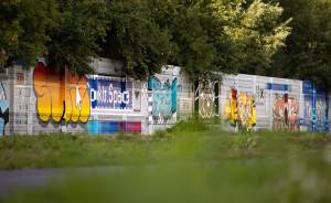 Уличные художники превратили забор на Ботанике в арт-объект