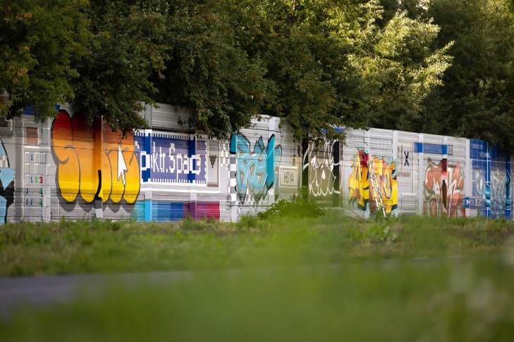 Уличные художники превратили забор на Ботанике в арт-объект