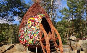Гигантский арт-объект из мусора появился в Шарташском лесопарке