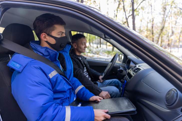 Уральский депутат подарил городской больнице автомобиль для выезда врачей на дом