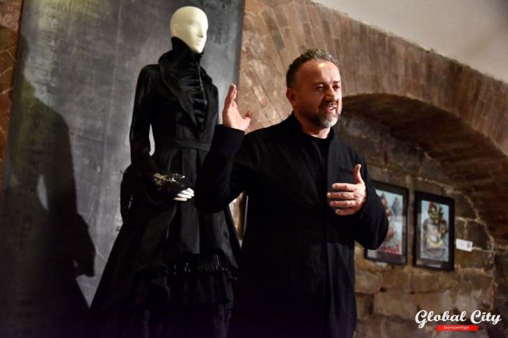 Фотографы мирового уровня открыли в Екатеринбурге выставку о закулисье мира моды
