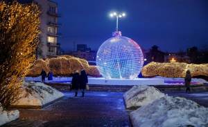 В центре Екатеринбурга установили огромный новогодний шар из светодиодов