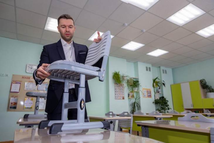 Депутат гордумы Алексей Вихарев закупил мебель для школы на Эльмаше