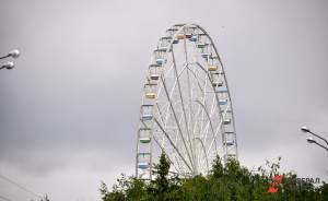 В Летнем парке «Уралмаш» начали монтировать колесо обозрения