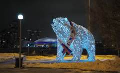 Гигантский медведь и летучий корабль: Екатеринбург украсили к Новому году