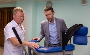 Алексей Вихарев передал онкоцентру имитатор ходьбы для тяжелобольных
