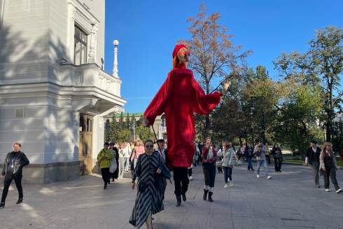 По центру Екатеринбурга прошел гигантский Петрушка