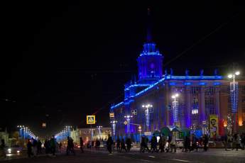 На один вечер здания Екатеринбурга раскрасят в синий цвет