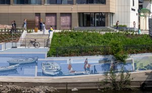 ​На новой набережной в Екатеринбурге дорисовали гигантское граффити