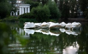 ​Арт-объект в виде пельменей приплыл на «Атмофест»