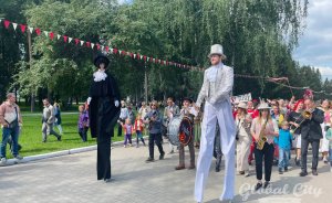 ​Спектакль на высоте 35 метров, кукольная love-история и новый взгляд на Бажова: что покажут на фестивале «Лица улиц»