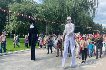 ​Спектакль на высоте 35 метров, кукольная love-история и новый взгляд на Бажова: что покажут на фестивале «Лица улиц»