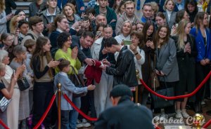 Красная ковровая дорожка, известные актеры и режиссеры со всего мира: как прошло открытие фестиваля «Одна шестая»